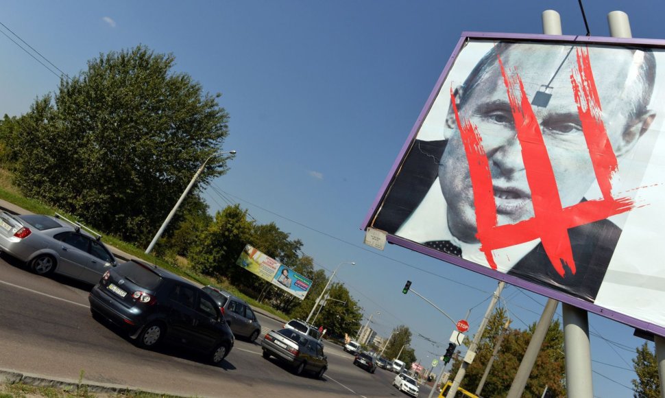 Vladimiro Putino atvaizdas ant skelbimų lentos Lvove