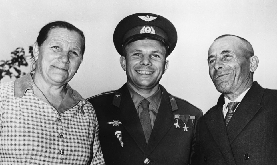 Pirmasis kosmonautas Jurijus Gagarinas ir jo tėvai: Ana bei Aleksejus