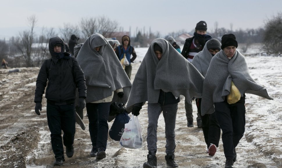 Migrantai keliauja per žiemos kaustomą Serbiją