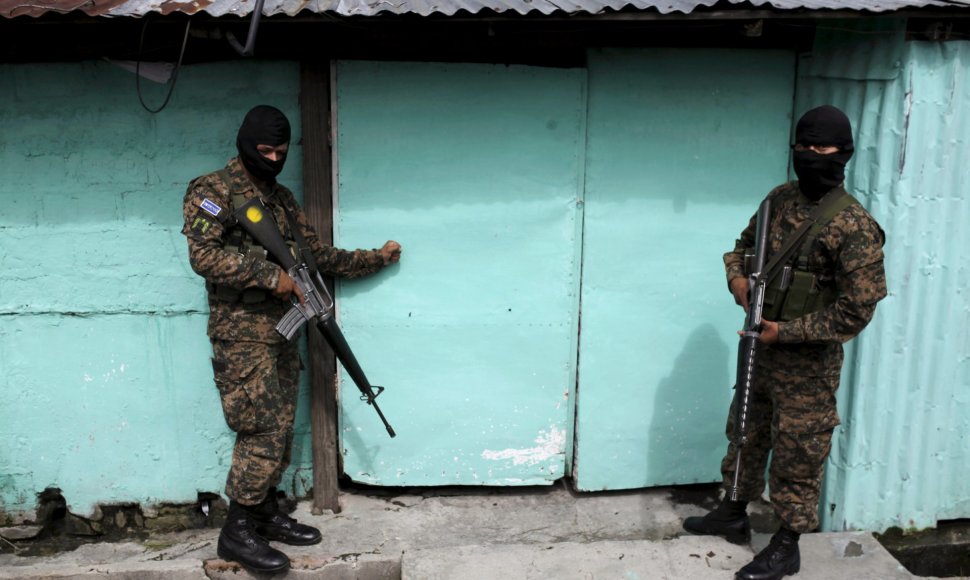 Dėl gaujų grasinimų palikę namus žmonės privertė Salvadoro kariuomenę patruliuoti gatvėse