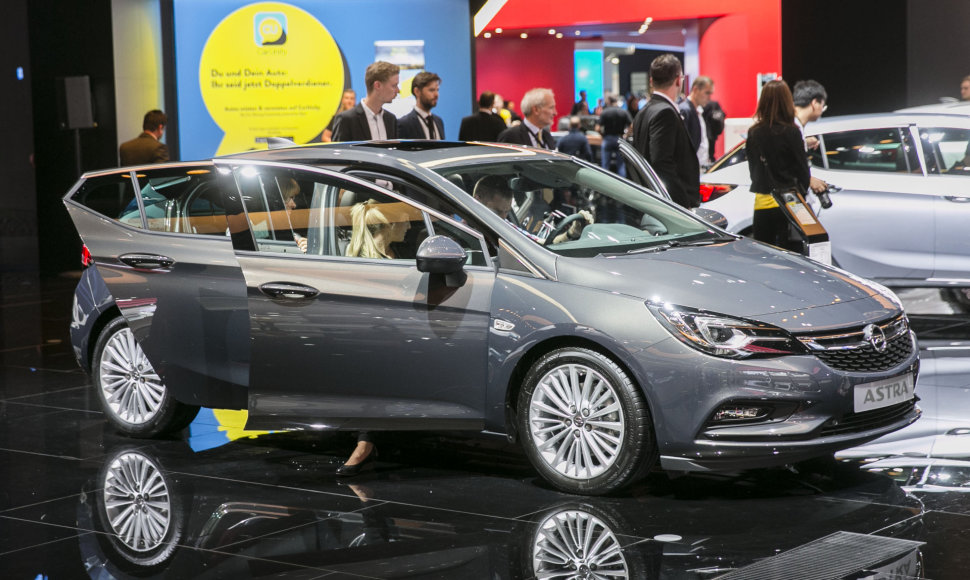 „Opel“ stendas Frankfurto automobilių parodoje