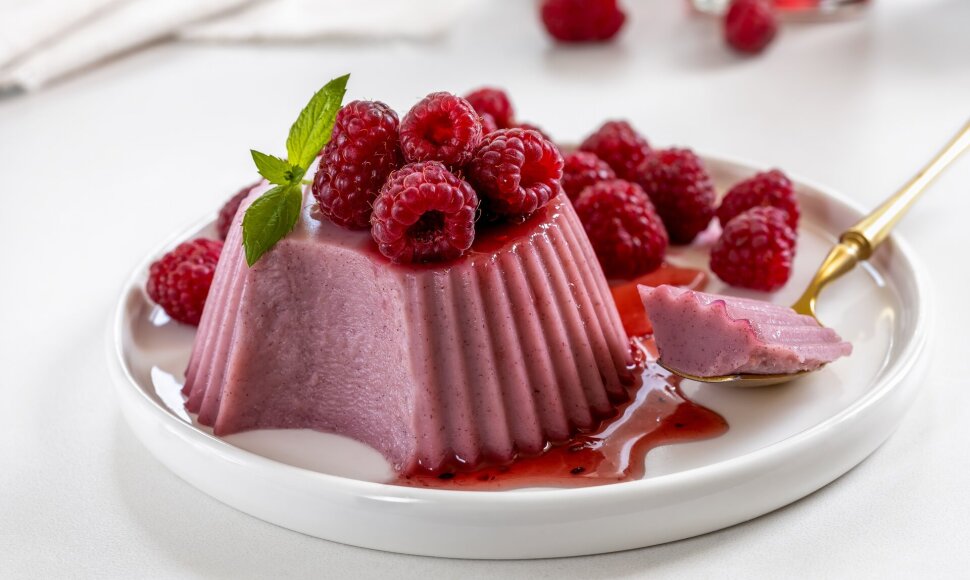 Panna cotta su avietėmis