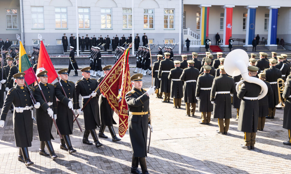 Baltijos valstybių vėliavų pakėlimo ceremonija Simono Daukanto aikštėje