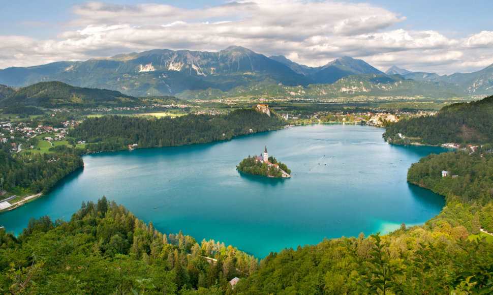 Bledo ežeras su bažnyčia saloje Slovėnijoje