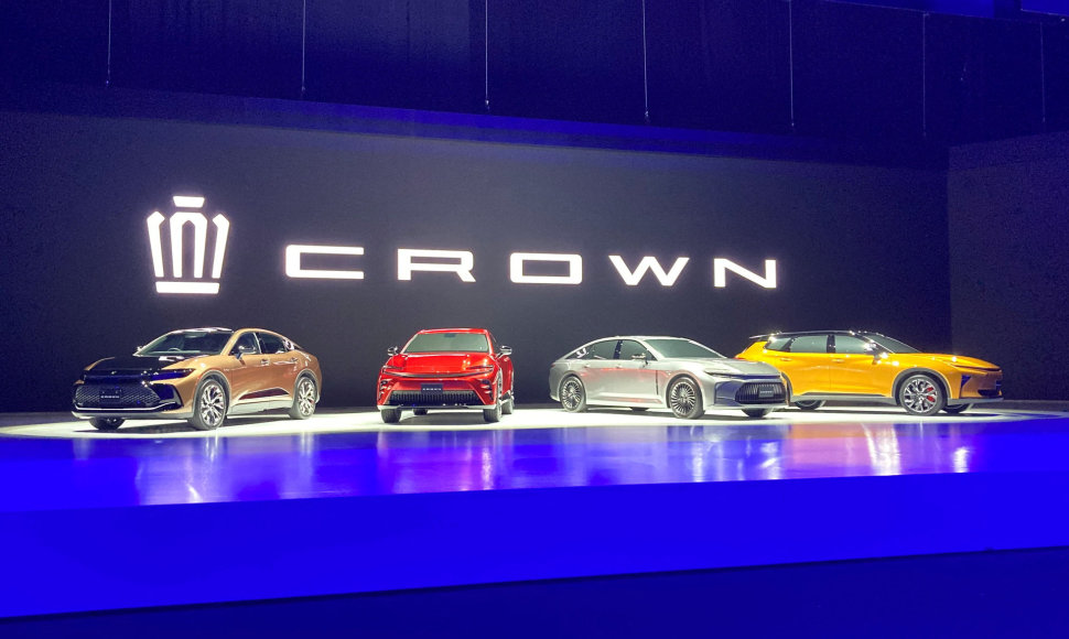 „Toyota“ pirmą kartą pasaulinėms rinkoms pasiūlys garsųjį modelį „Crown“