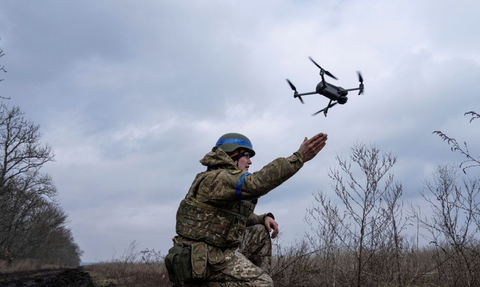 Ukrainos karys leidžia droną prie fronto linijos