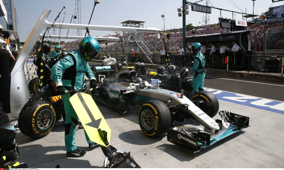 „Mercedes GP“ sustojimas boksuose