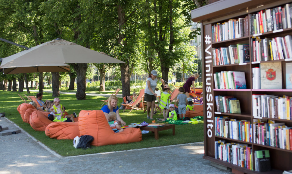 Trečiai vasarai į Lukiškių aikštę sugrįžta skaitykla po atviru dangumi #VilniusSkaito