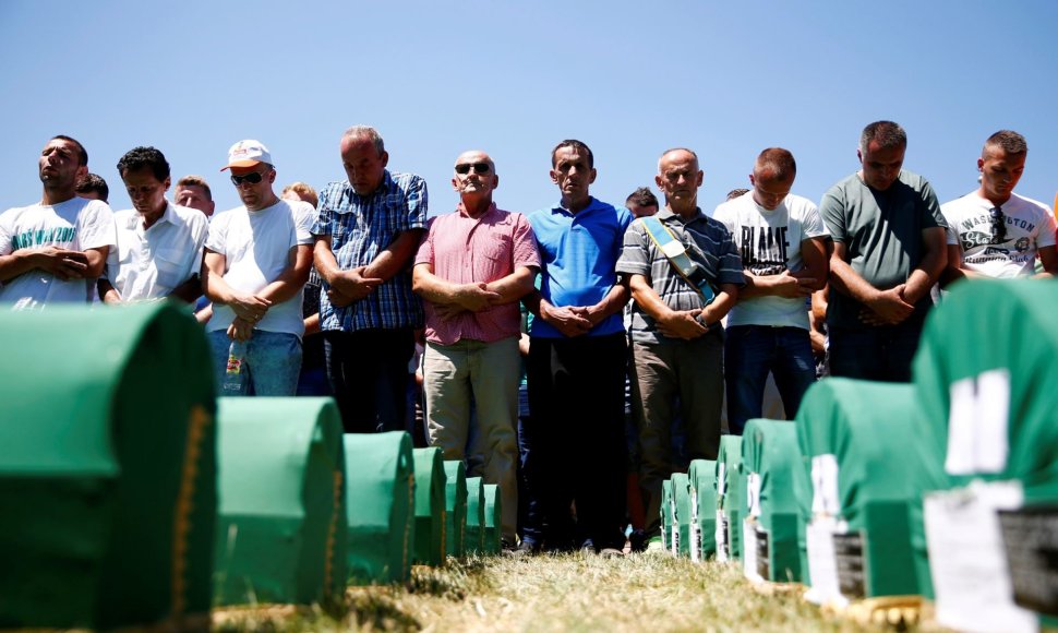 Tūkstančiai žmonių mini Srebrenicos žudynių aukas