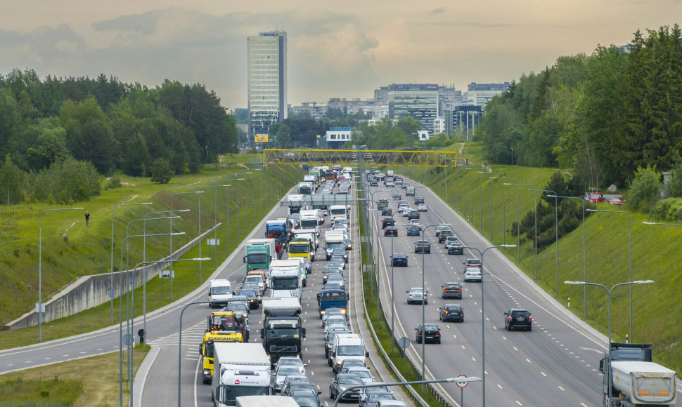 Dėl sunkiasvorio automobilio avarijos Vakariniame aplinkkelyje kilo eismo spūstys