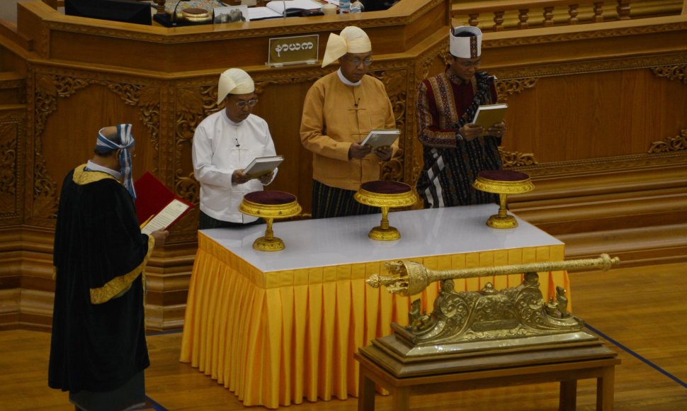 Htin Kyaw (trečias iš kairės) prisaikdintas Mianmaro prezidentu.