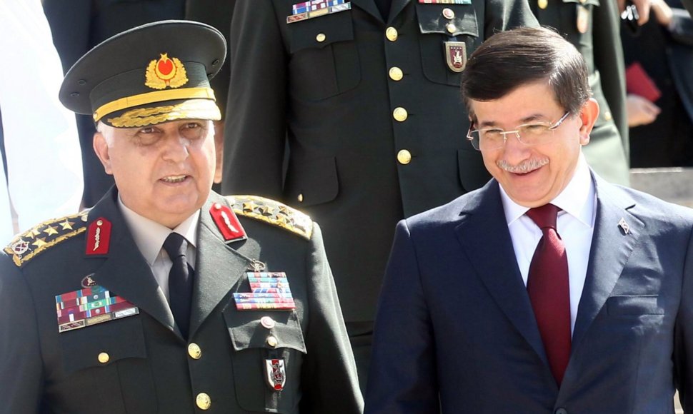 Generolas Necdetas Ozelas ir Turkijos premjeras Ahmetas Davutoglu