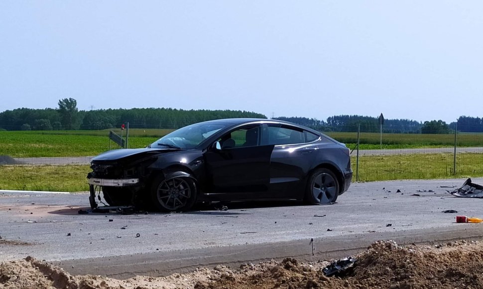 Lietuvio vairuojamos „Tesla“ avarija Lenkijoje