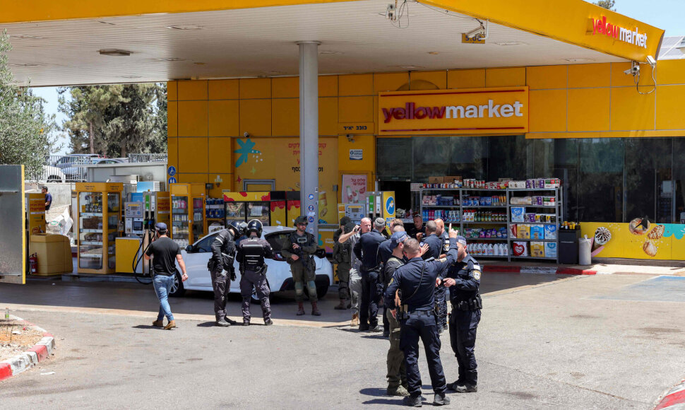 Degalinėje netoli Kochav Jairo / JACK GUEZ / AFP