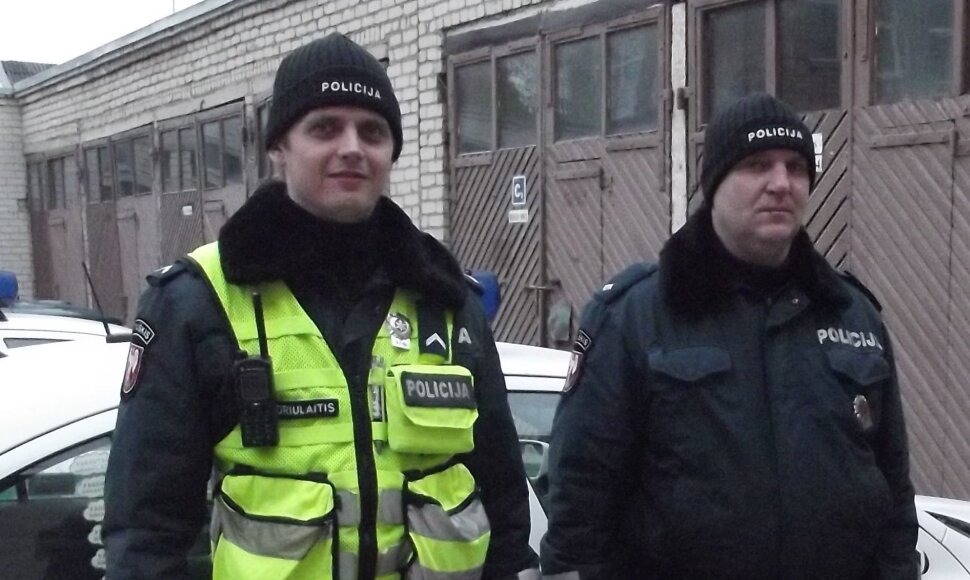 Joniškio rajono policijos pareigūnai Marius Mikšys ir Mantas Andriulaitis