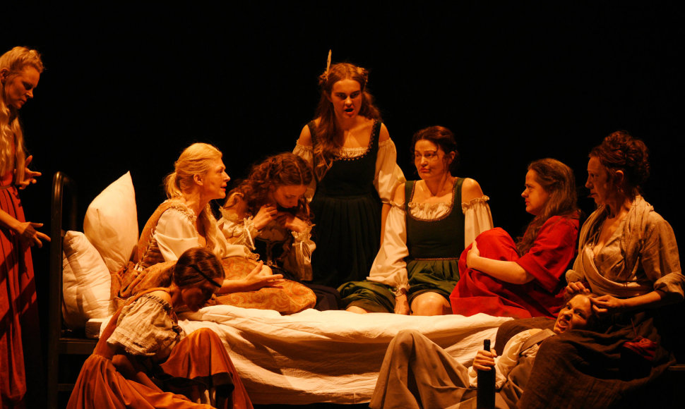Scena iš Klaipėdos dramos teatro spektaklio „Tarp Lenos kojų, arba „Švenčiausiosios Mergelės Marijos mirtis“