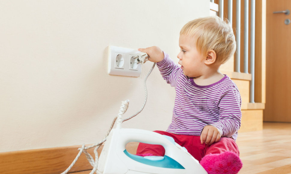 Atviri elektros lizdai – viena pavojingiausių vietų vaikui namuose.