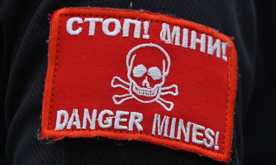 Apie minas perspėjantis antsiuvas / SERGEI SUPINSKY / AFP