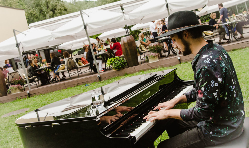 „Midsummer Vilnius“ vėlyvų pusryčių akimirka