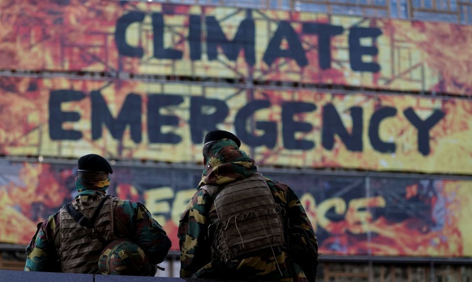 Klimato aktyvistai prieš ES lyderių susitikimą įkopė į naują Bendrijos būstinės pastatą