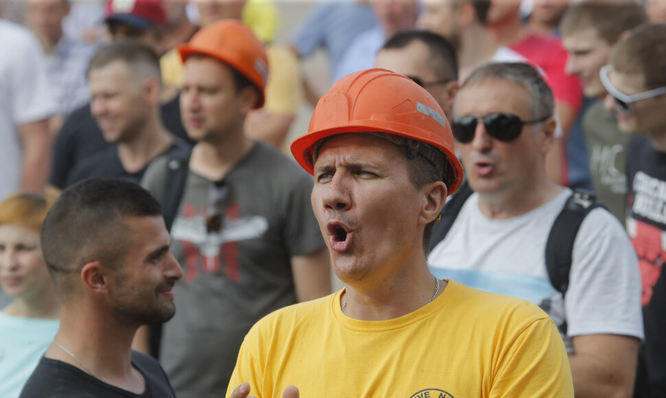 Streikuojantys Salihorsko miesto šachtininkai