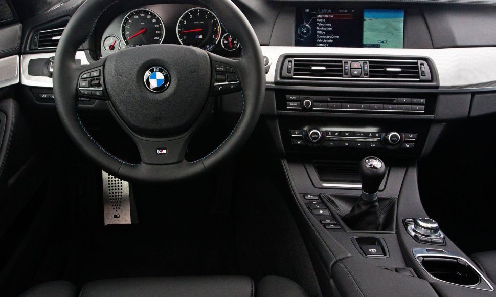 BMW M5 su mechanine pavarų dėže