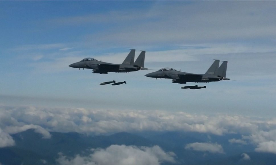 Pietų Korėjos naikintuvai bombardavimo pratybose