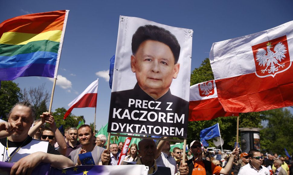 Varšuvoje prasidėjo didelė protesto prieš konservatorių vyriausybę demonstracija