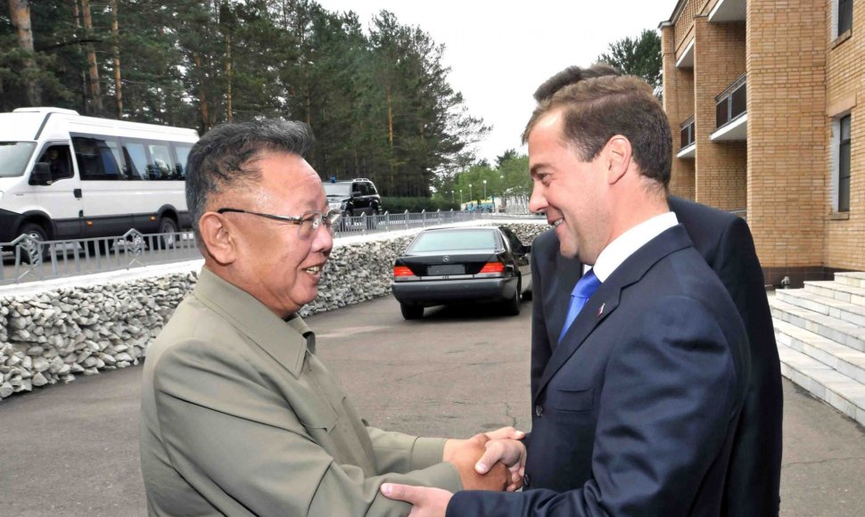 Buvęs Šiaurės Korėjos lyderis Kim Jong-ilas ir Dmitrijus Medvedevas.