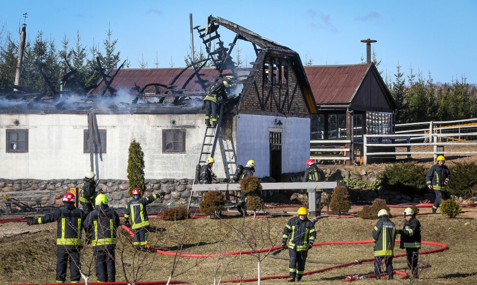 Purnuškių kaime Nemenčinės seniūnijoje antradienio rytą užsidegė Grybų dvaro arklidės.