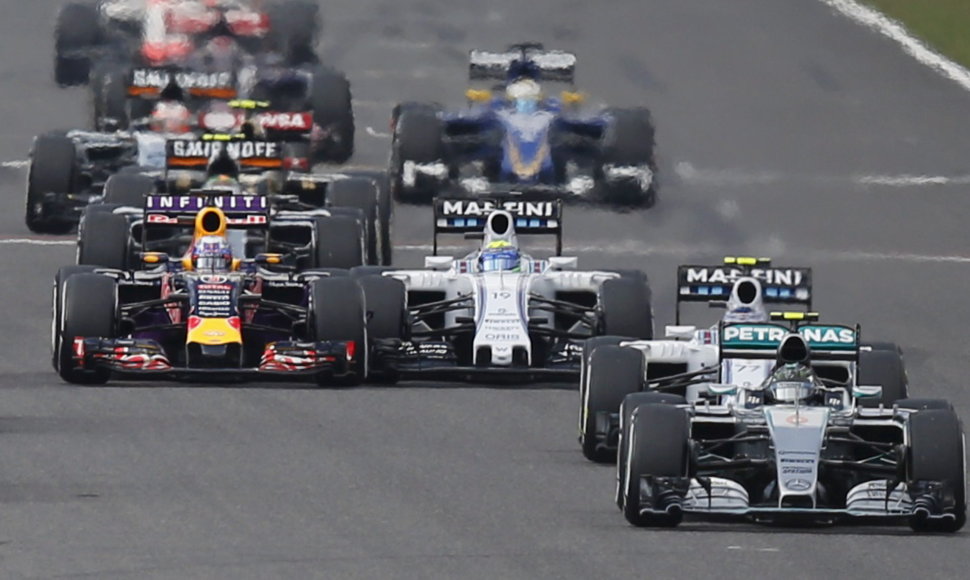 Felipe Massa ir Danielis Ricciardo starte patyrė avariją