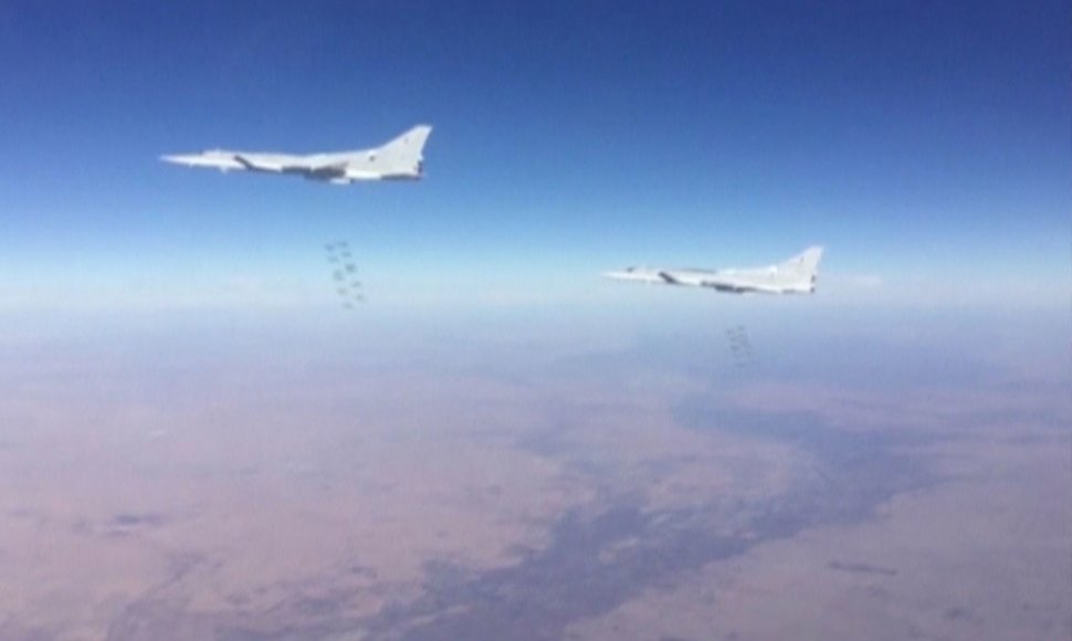 Rusijos karo lėktuvai meta bombas virš taikinių Sirijoje