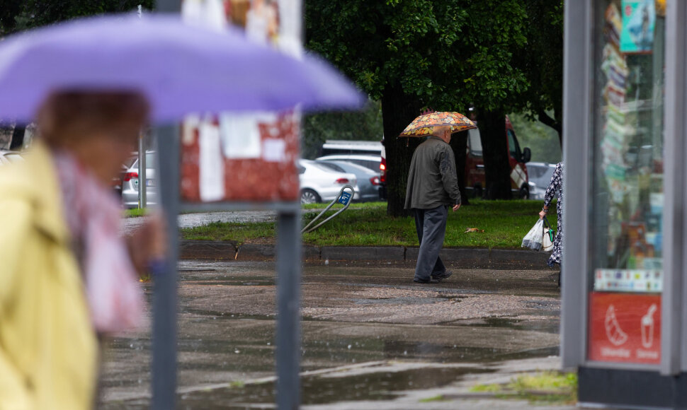 Šiandien išeiti iš namų be skėčio nerekomenduojama