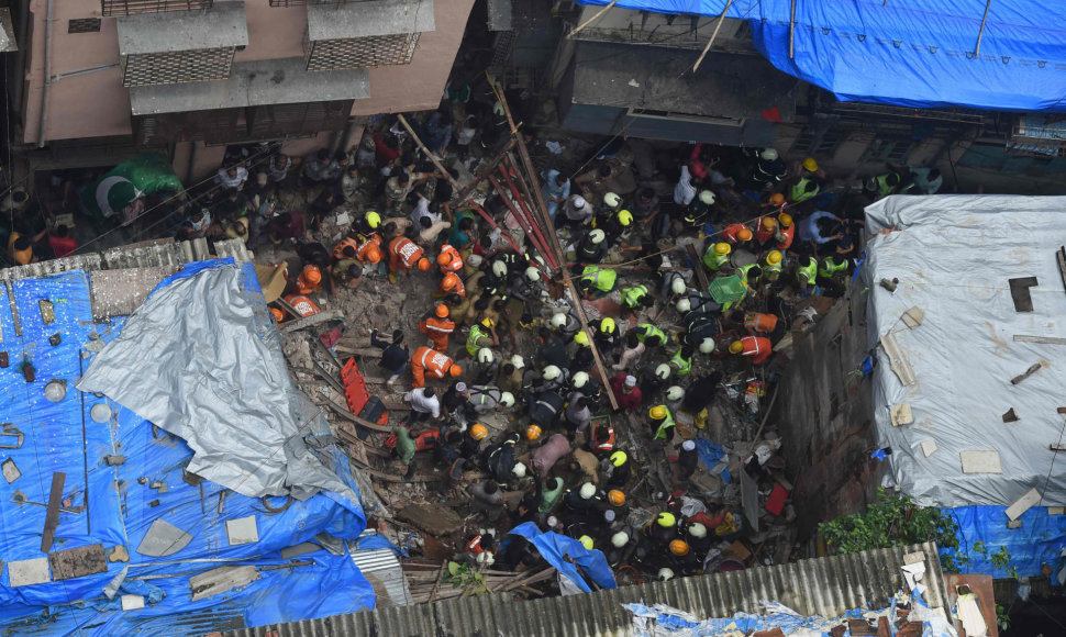 Gelbėtojai Mumbajuje tarp sugriuvusio pastato nuolaužų