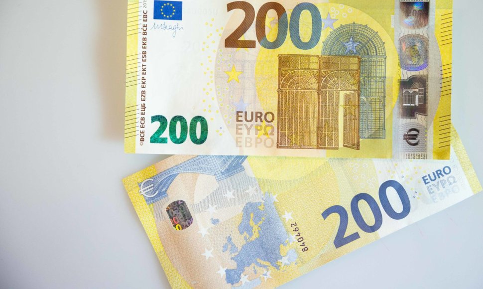 Pristatyti naujosios serijos „Europa“ 100 ir 200 eurų banknotai