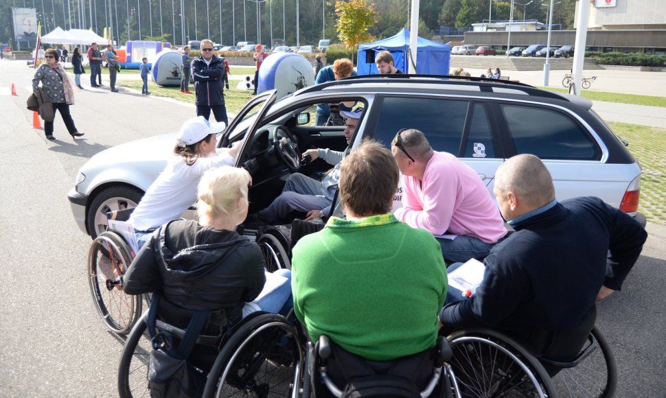mobilių klubas surengė dar vieną akciją, skirtą neįgaliesiems vairuotojams. Vilniuje pristatytas automobilis, skirtas neįgaliųjų žmonių vairavimo įgūdžiams lavinti