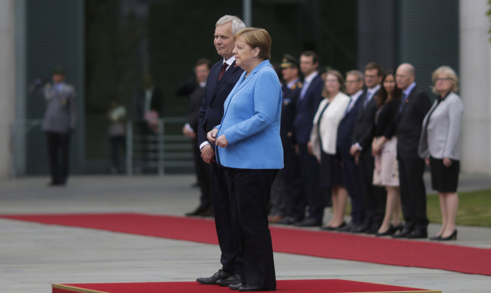 A.Merkel ėmė nevalingai drebėti skambant nacionaliniams himnams per Suomijos premjero Antti Rinne priėmimą