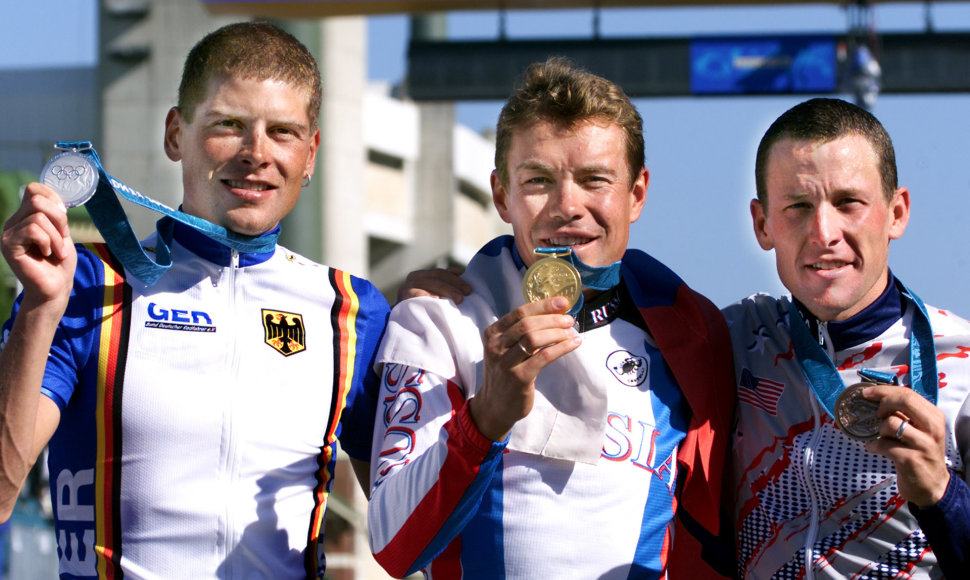 Viačeslavas Jekimovas (viduryje) – dviračių sporto legenda. Iš kairės Janas Ullrichas, iš dešinės – Lance'as Armstrongas.