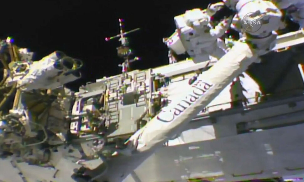 „Canadarm 2“ remontas TKS išorėje
