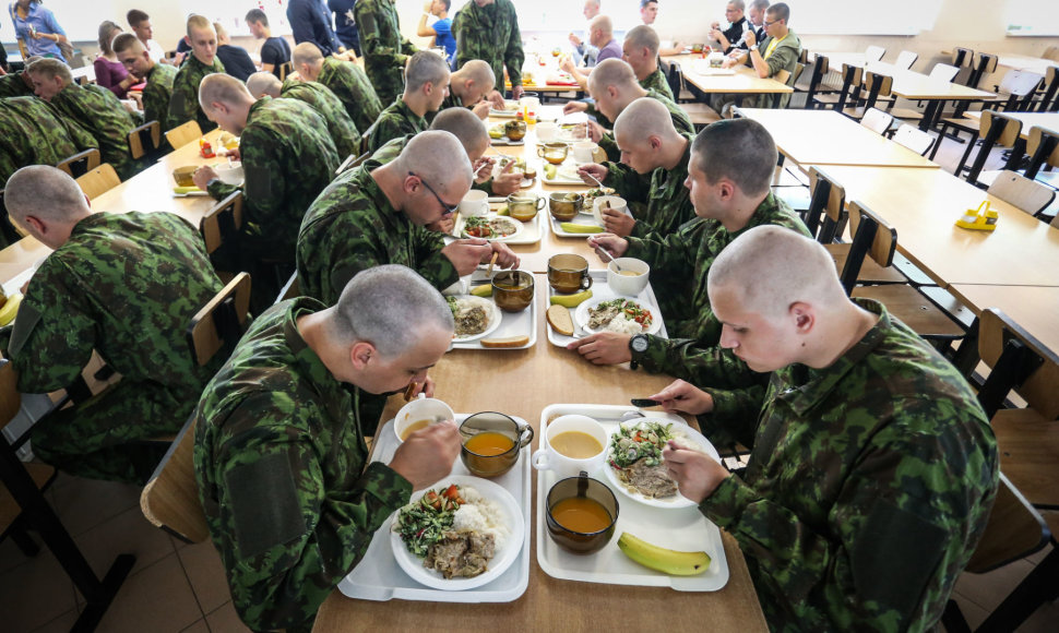 Atnaujinti karių valgiaraščiai