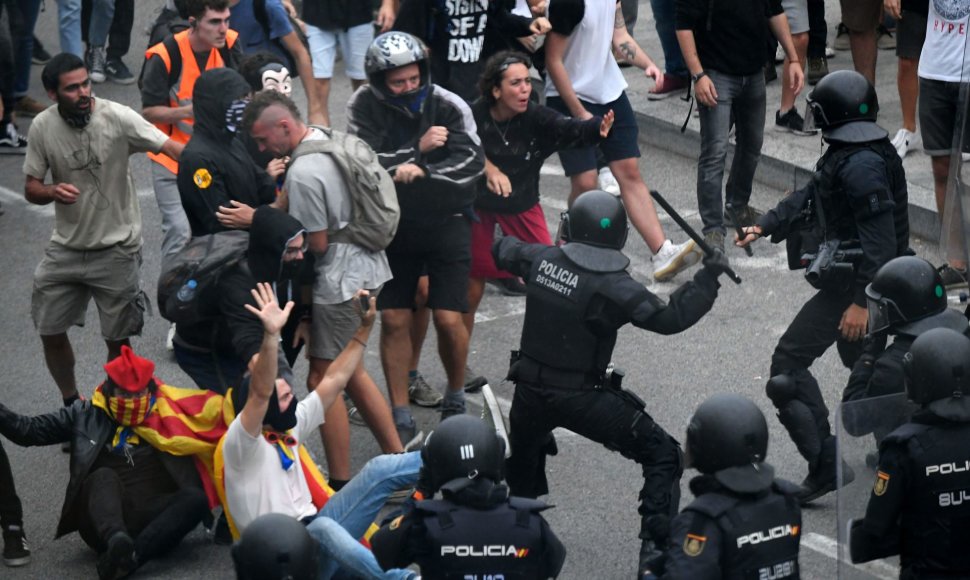 Ispanijos policija susirėmė su separatistų demonstrantais prie Barselonos oro uosto