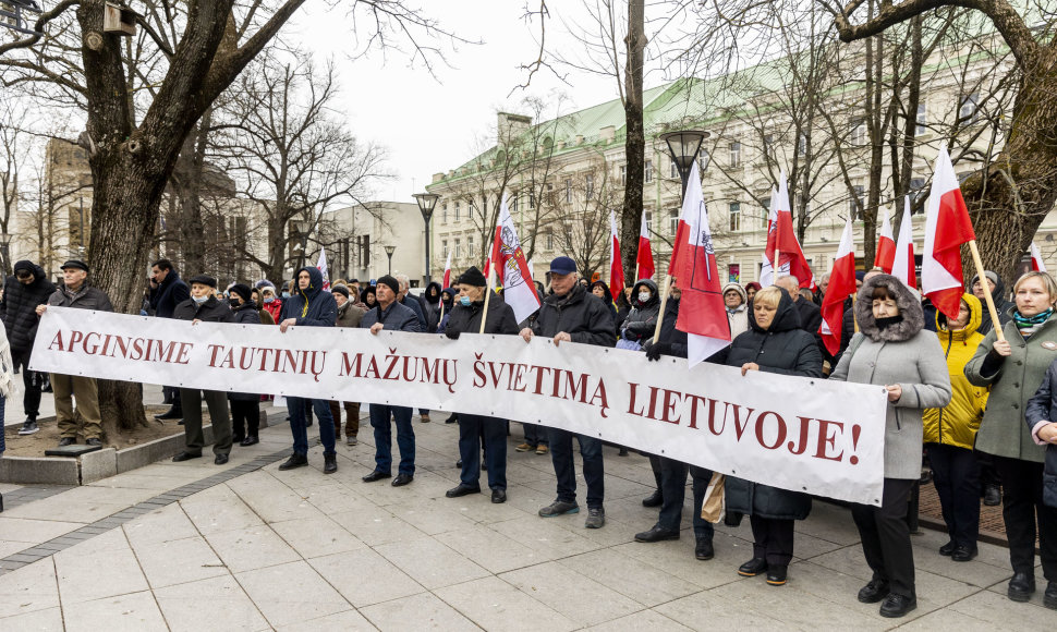 Lenkų protestas dėl mokyklų jungimo