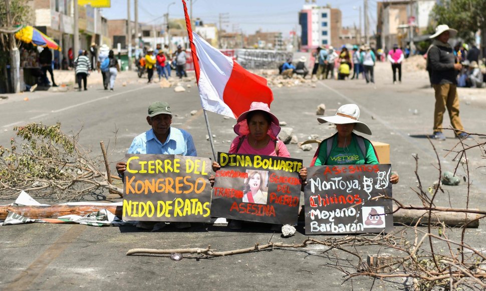 Protestuotojai Peru pradėjo Panamerikos greitkelio blokadą