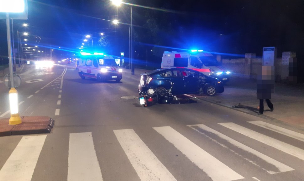 Kaune avarijoje žuvo jaunas motociklininkas