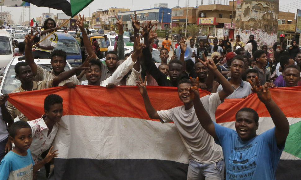 Sudaniečiai švenčia, protestuotojams ir generolams susitarus dėl valdžios