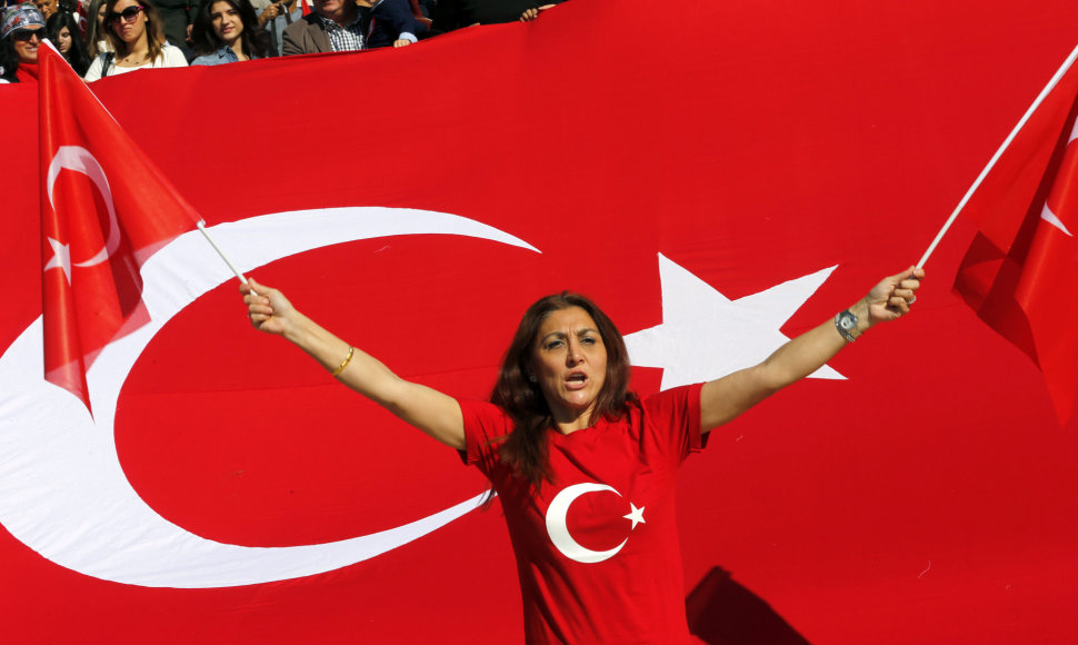 Turkė mojuoja Turkijos nacionalinėmis vėliavomis Ankaroje