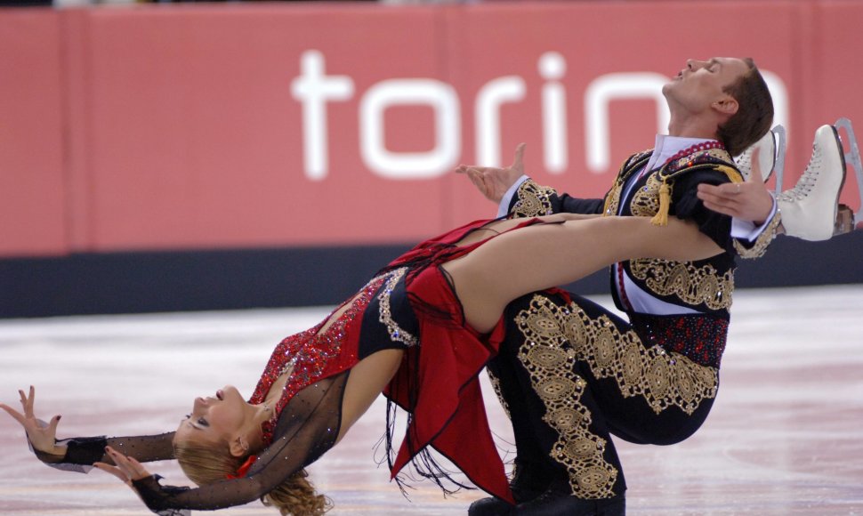 Romanas Kostomarovas 2006 metais olimpinėse žaidynėse laimėjo auksą čiuoždamas poroje su Tatjana Navka.