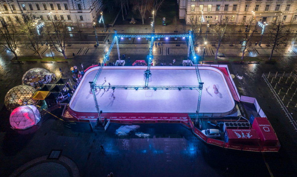 Lukiškių aikštėje atidaryta ledo čiuožykla