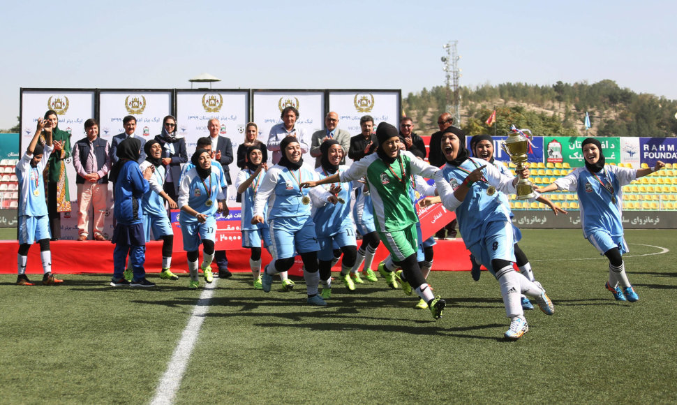 Afganistane moterys žaisdavo futbolą. Iki šiol.