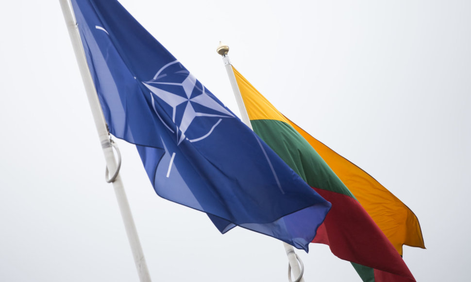 NATO ir Lietuvos vėliavos